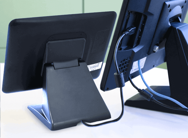 写真：USBで接続するだけの簡単設置