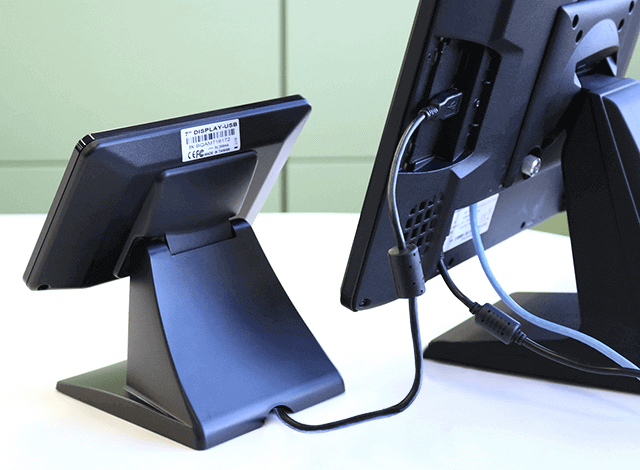 写真：USBで接続するだけの簡単設置