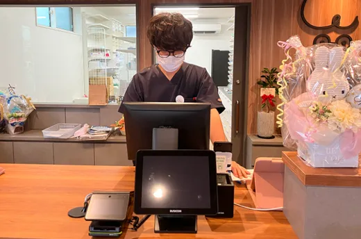 調剤薬局｜自動釣銭機付きセミセルフレジを導入